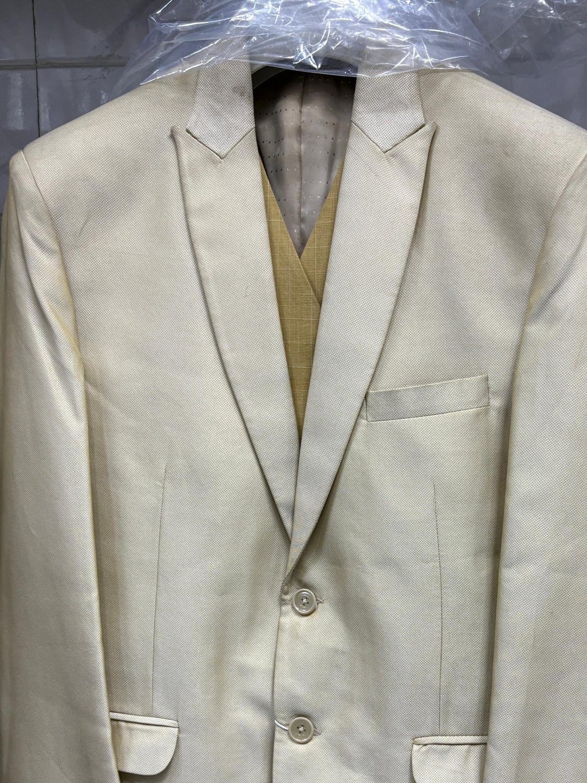 Club AK Men's Off White 3 Piece Suit